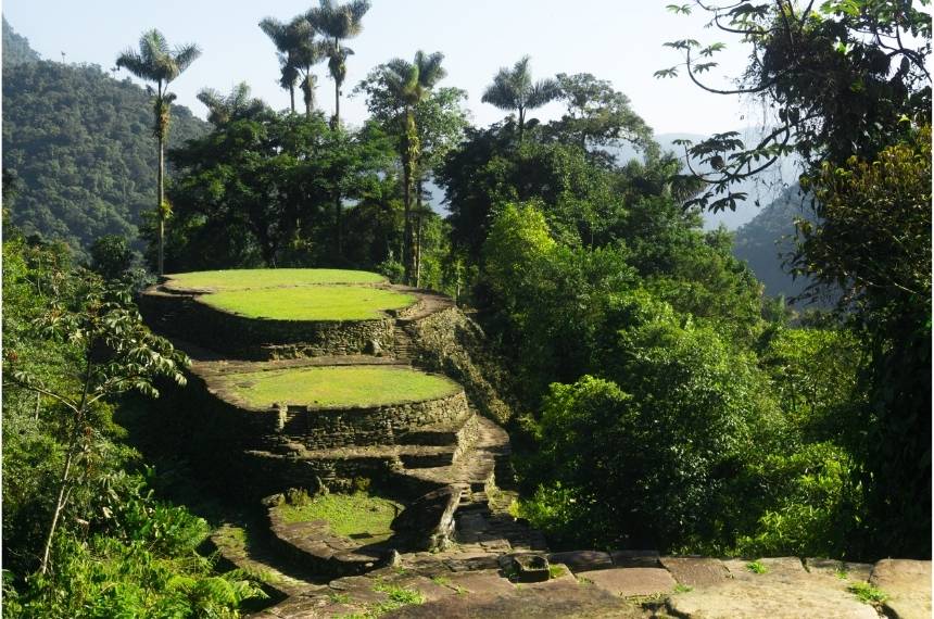 Terrazas de piedra cubiertas de césped en medio de la selva colombiana