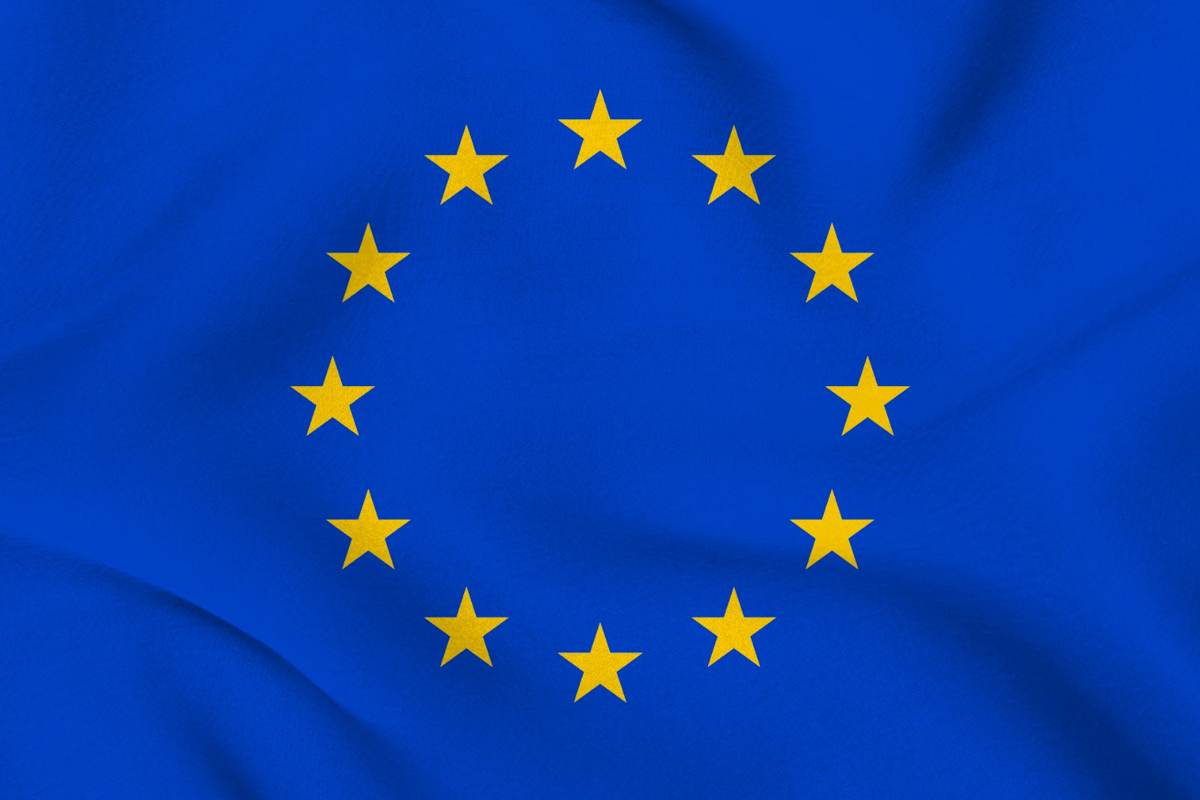 Mapa de Europa sobre una mesa con un pasaporte, un teléfono móvil y una taza de café