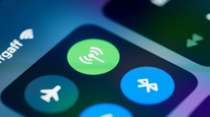 Ajustes de un teléfono con el icono de datos móviles activado junto a modo avión y Bluetooth