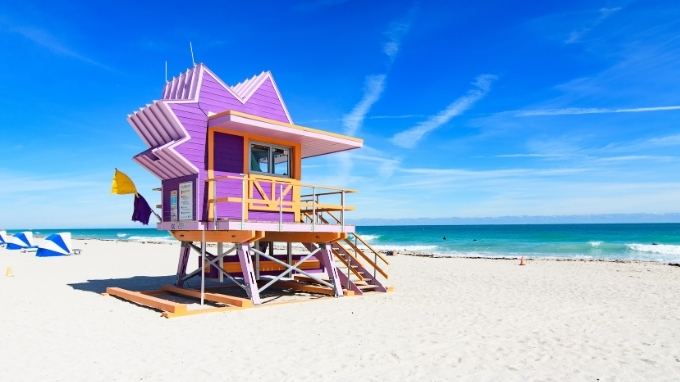 Torre de salvavidas morada en una playa de arena blanca de Miami